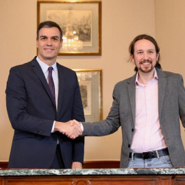 Pedro Sánchez y Pablo Iglesias minutos antes de firmar el preacuerdo de Gobierno PSOE-UP. /@PSOE