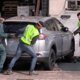 17/05/2018.- Fotografía facilitada por la Guardia Civil, de varios efectivos que, en el marco de la operación "Zerga", incautan esta mañana en el polígono industrial Beurko de Barakaldo (Vizcaya), un vehículo Toyota RAV4 propiedad de uno de