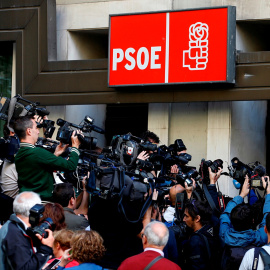 Periodistas y cámaras de televisión se concentran en la entrada de la sede del PSOE, en la madrileña calle de Ferraz. REUTERS/Sergio Perez