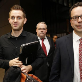El universitario austríaco Max Schrems (i) y su abogado Herwig Hofmann (d). EFE/Julien Warnand