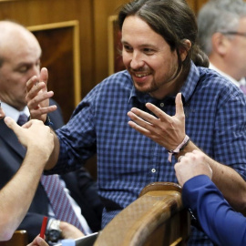 Pablo Iglesias, líder de Podemos, junto a Gabriel Rufián, de ERC, este martes en el Congreso de los Diputados. EFE