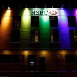 El mundo entero ha celebrado el Día Mundial contra la homofobia, la transfobia y la bifobia: hasta algunos bancos se han sumado, como esta sede del HSBC en Malta. (REUTERS)