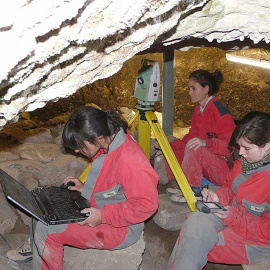 Imagen facilitada por el Instituto Catalán de Paleoecología Humana y Evolución Social que muestra a varios investigadores en la excavación en la Cueva del Mirador en Atapuerca. EFE