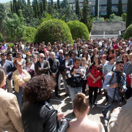 Varios centenares de personas se concentran a las puertas de la Facultad de Filosofía y Letras de Granada, en la que era alumna Mar Contreras, la joven de 21 años asesinada por  su exnovio, quien luego se suicidó. (MIGUEL ÁNGEL MOLINA | EFE
