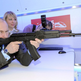 El presidente ruso, Vladimir Putin, con una réplica de un kaláshnikov durante una exhibición en Moscú en 2012. - AFP
