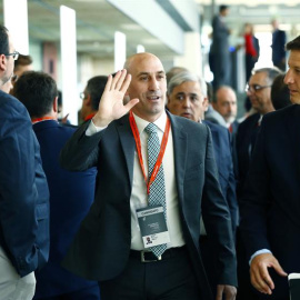 Luis Manuel Rubiales (c), nuevo presidente de la RFEF, a su llegada a la Asamblea General de la Federación Española de Fútbol (RFEF). /EFE