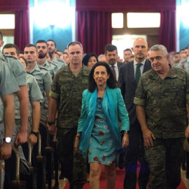 La ministra de Defensa, Margarita Robles, acompañada por el jefe del Estado Mayor del Ejército, Javier Varela Salas, durante su visita a la Academia General Militar en Zaragoza. EFE/ Toni Galán