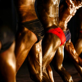 Un grupo de culturistas nepalés se prepara antes de participar en la primera ronda del Campeonato Nacional de Culturismo Dharmashree en Katmandú, Nepal. Cientos de deportistas de todo el mundo se dan cita en la fase clasificatoria de este c