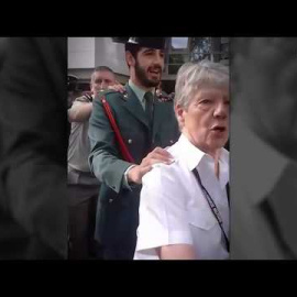 Militares, curas y guardias civiles bailan la conga | España