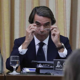 El expresidente del Gobierno José María Aznar, durante  su comparecencia ante la comisión del Congreso de los Diputados que investiga la supuesta financiación ilegal del PP. EFE/Juan Carlos Hidalgo
