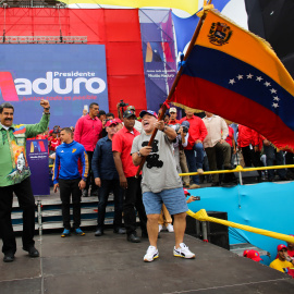El presidente de Venezuela, Nicolas Maduro, con su esposa Cilia Flores y el exfutbolista argentino Diego Maradona durante el mitin final de la campaña electoral, en Caracas. REUTERS