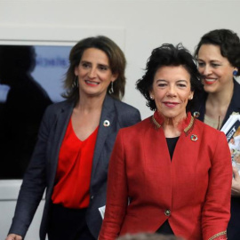 La ministra de Educación y portavoz del Gobierno, Isabel Celaá, la ministra para la Transición Ecológica, Teresa Ribera (i), y la ministra de Trabajo, Magdalena Valerio (d), durante la rueda de prensa posterior al Consejo de Ministros este 