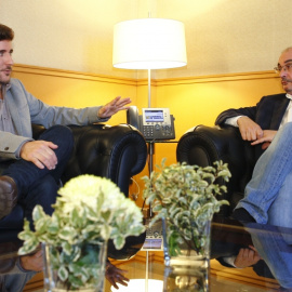 El presidente del Gobierno de Aragón, Javier Lambán, con el secretario autonómico de Podemos, Nacho Escartín.