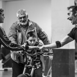 Juanjo Méndez (d), junto a dos de los niños de la escuela. PAOLO MARTELLI