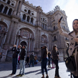 Varios turistas toman fotos de la catedral de Málaga.EFE/Jorge Zapata.