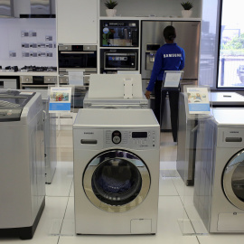Un empleado inspecciona un grupo de lavadoras Samsung en una tienda de la compañía surcoreana en Johannesburgo. REUTERS/Siphiwe Sibeko