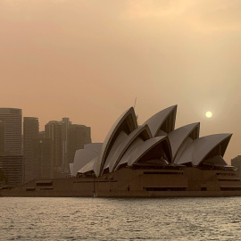 12/11/2019- La luna se eleva sobre la Ópera de Sídney mientras el humo de los incendios forestales cubre su horizonte. REUTERS / John Mair