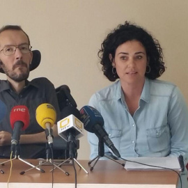 El secretario general de Podemos Aragón, Pablo Echenique, junto a Erika Sanz, diputada autonómica por Huesca.