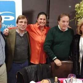 Belén Rodríguez Palomino (centro) en la cena de Navidad del PP de Villa del Prado.  | PP