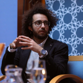 El escritor palestino Mazen Maarouf en la sede de la Fundación Tres Culturas de Sevilla