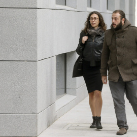El edil de Ahora Madrid Guillermo Zapata (d), a su llegada a la Audiencia Nacional para declarar ante el juez Santiago Pedraz. EFE/Fernando Alvarado
