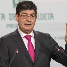 El vicepresidente del Gobierno andaluz, Diego Valderas (IU), durante la conferencia de prensa posterior al Consejo de Gobierno. EFE/Julio Muñoz