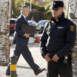 El expresidente de Caja Madrid Miguel Blesa, a su llegada a la Audiencia de San Fernando de Henares para someterse a las preguntas de la Fiscalía y del resto de acusaciones en el juicio por el uso de tarjetas opacas de la entidad. EFE/Chema