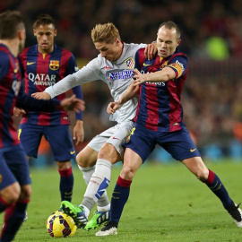Torres disputa un balón a Iniesta en el reciente choque de Liga entre Barça y Atlético. /EFE
