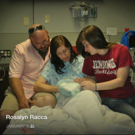Rosalyn y su familia contemplan a su hijo. RosalynRacca Facebook