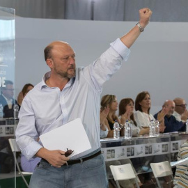 El diputado socialista Antonio Pradas acusa a los partidarios de Pedro Sánchez de secuestrar el Comité Federal.  EFE/Julio Muñoz