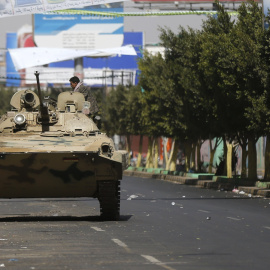Un tanque vigila uno de los accesos al palacio presidencial en Saná. - REUTERS