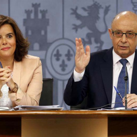 La vicepresidenta del Gobierno en funciones, Soraya Sáenz de Santamaría, y el ministro de Hacienda en funciones, Cristóbal Montoro, durante la rueda de prensa posterior al Consejo de ministros. / J.J GUILLÉN (EFE)