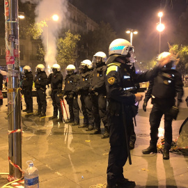 Agents de la Guàrdia Urbana durant el desallotjament de la plaça Universitat de Barcelona. @fatimallambrich