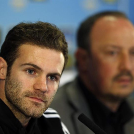Mata, en una rueda de prensa junto a Benítez. /REUTERS