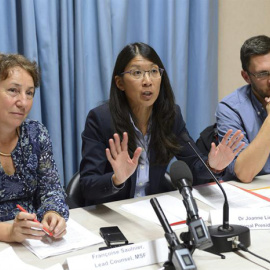 La consejera legal de Médicos Sin Fronteras, Françoise Saulnier; la presidenta, Joanne Liu; y el director general MSF Suiza, Bruno Jochum, dan una rueda de prensa en Ginebra. EFE