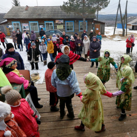 Un grupo de personas celebran una fiesta local en el antiguo campo de trabajo de Tugach, donde viven en paz hijos y nietos de prisioneros junto con los de los antiguos carceleros. (ILYA NAYMUSHIN | REUTERS)