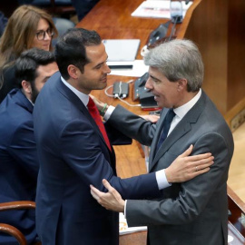El presidente de la Comunidad de Madrid, Ángel Garrido, es felicitado por Ignacio Aguado en la cámara regional/EFE