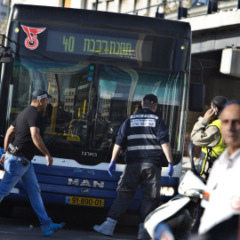 Agentes de Policía investigan el ataque en un autobús en Tel Aviv. /REUTERS