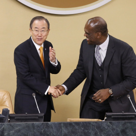 Fotografía de septiembre de 2013 del secretario general de la ONU, Ban Ki-moon, con el diplomático John Ashe.REUTERS/Mike Segar