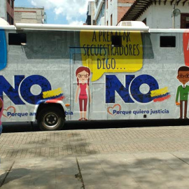 Autobús que recorre Medellín en apoyo del 'No' al plebiscito del 2 de octubre. / A. MARRA