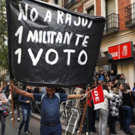 Militantes y periodistas se agolpan a la entrada de la sede del PSOE en Madrid. / EFE
