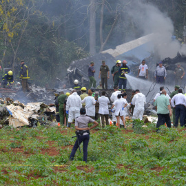 Imagen tomada en la zona donde se ha estrellado un avión de Cubana de Aviación después de despegar del aeropuerto José Martí de La Habana. AFP/Adalberto Roque