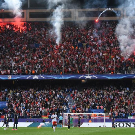Bengalas lanzadas desde la grada de la afición del Benfica en el partido contra el Atlético.
