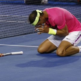 Nadal se arodilla sobre la pista para celebrar su agónica victoria contra Smyczek. /REUTERS