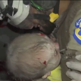 Vídeo difundido por la Defensa Civil Siria, un grupo de voluntarios que lleva a cabo tareas de rescate.