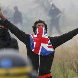 Inmigrantes y policías antidisturbios franceses durante una protesta cerca de la zona conocida como la "jungla" donde viven en Calais, Francia. REUTERS / Pascal Rossignol