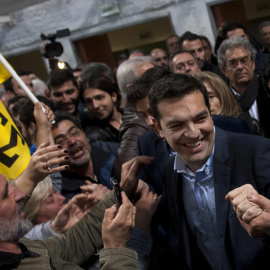 Alexis Tsipras, rodeado de seguidores antes de un acto de campaña. - REUTERS