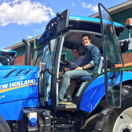 El líder del PP, Pablo Casado, subido a un tractor en una imagen de archivo. | Twitter