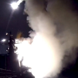 Imagen del video del Ministerio de Defensa ruso que muestra uno de sus barcos de guerra lanzando misiles contra el Ejército Islámico en Siria. REUTERS