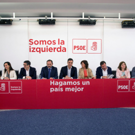 El secretario general del PSOE, Pedro Sánchez, acompañado por (de izda. a dcha.) la secretaria ejecutiva de Cooperación al Desarrollo, Belén Fernández Casero; la secretaria de Ordenación Territorial y Políticas públicas de Vivienda, Beatriz
